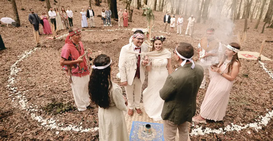 Ceremonia simbólica al aire libre con arco vegetal y velas
