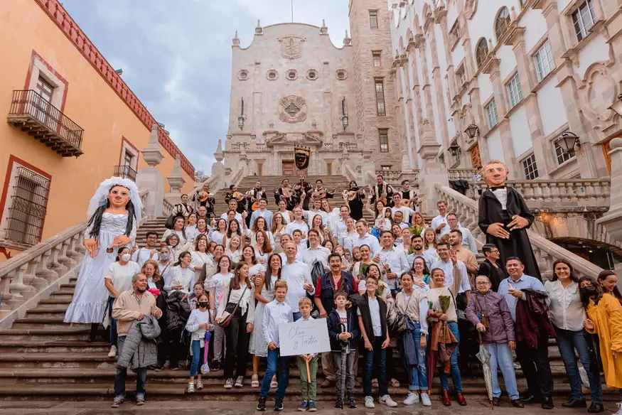 Wedding with mojigangas in the colonial streets of Guanajuato