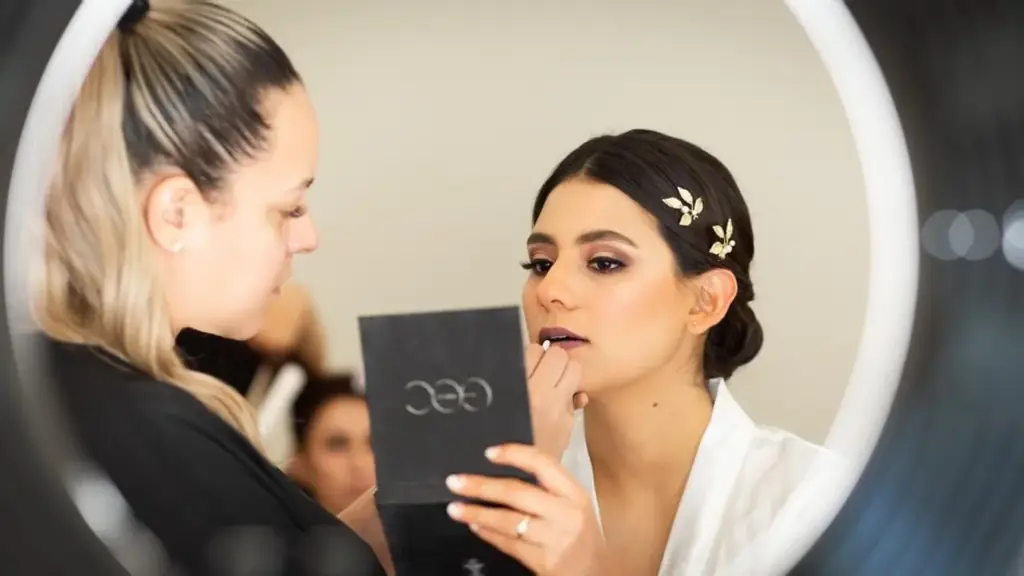 Novia recibiendo maquillaje profesional